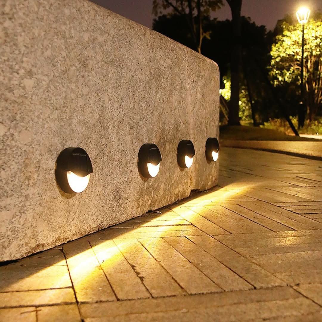 Ecobright: luces de patio solar LED impermeables para exteriores, redondos y cuadrados-Wall light-VyFlair