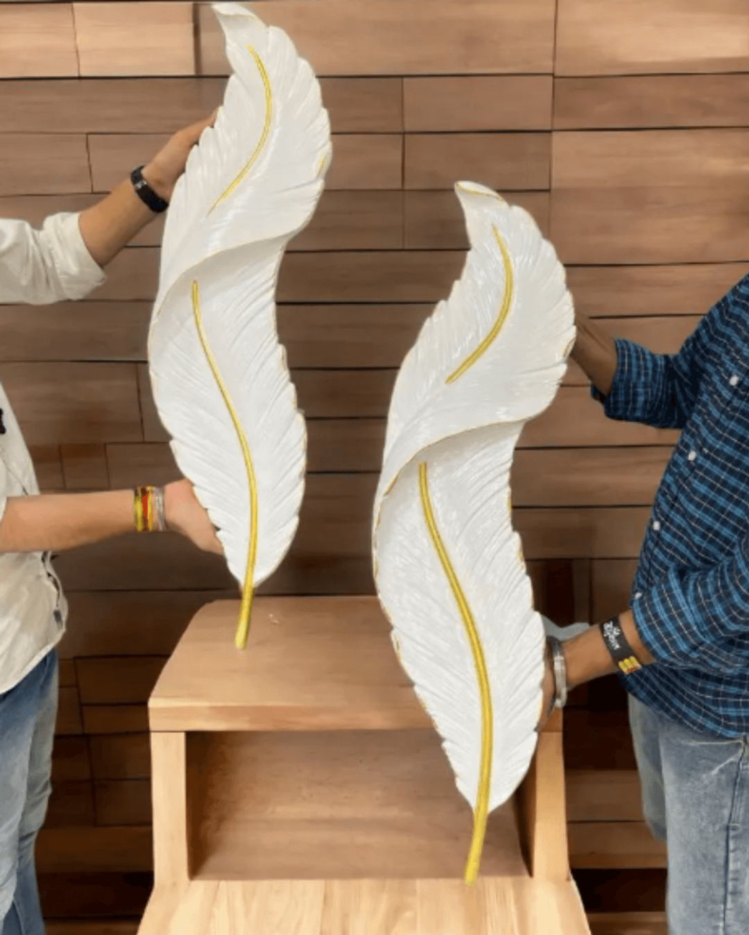 Lámpara de pared de FeatherGlow - sofisticación moderna-Wall Light-VyFlair