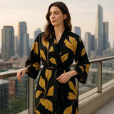 Bata Elegante VelvetAura – Acentos Dorados Relajantes - VyFlair