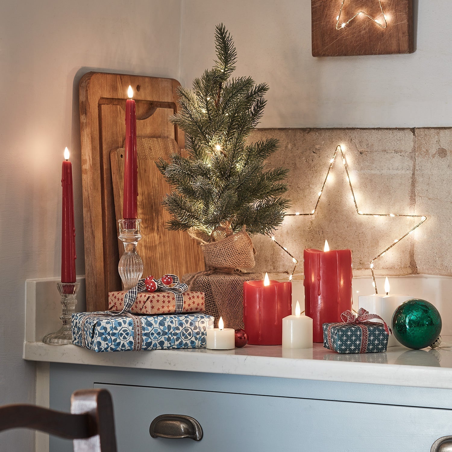 Árbol Mini de Navidad Preiluminado LED – Decoración Compacta con Brillo Cálido