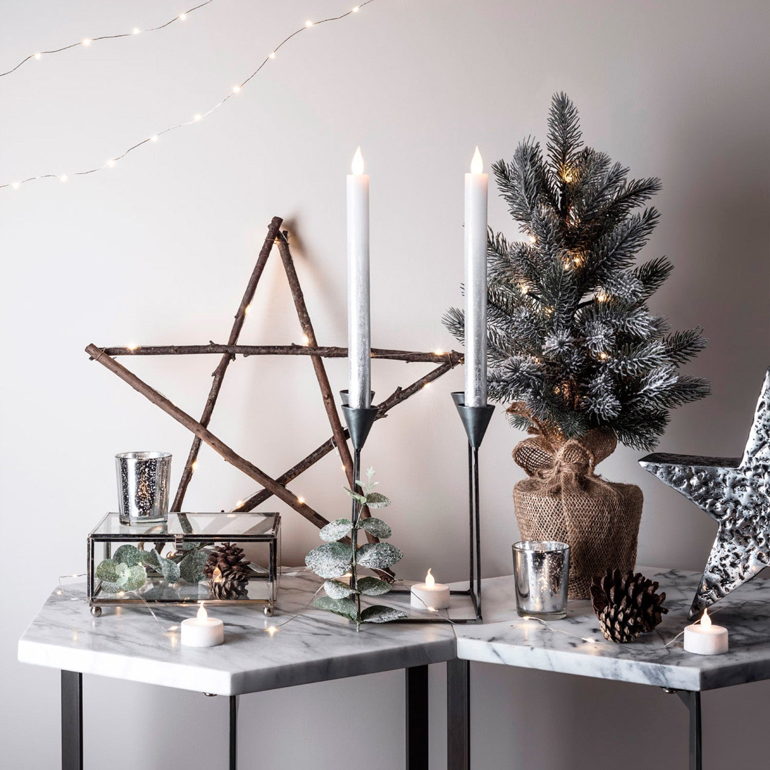 Árbol Mini de Navidad Preiluminado LED – Decoración Compacta con Brillo Cálido