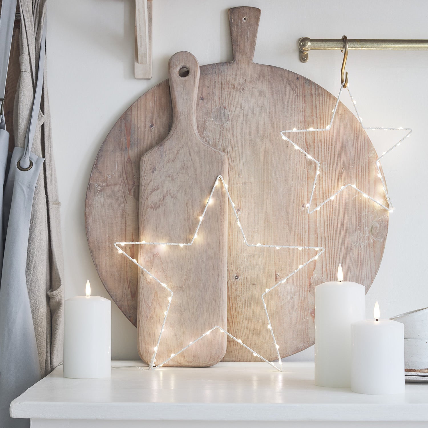 Luz de Estrella LED Navideña – Decoración Colgante con Marco Metálico Blanco