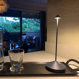 ClarityGlow Lámpara de Mesa LED Inalámbrica – Para Noches Cálidas Dentro y Fuera