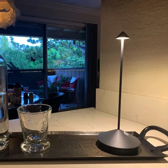 ClarityGlow Lámpara de Mesa LED Inalámbrica – Para Noches Cálidas Dentro y Fuera