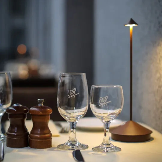 ClarityGlow Lámpara de Mesa LED Inalámbrica – Para Noches Cálidas Dentro y Fuera