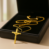 Collar Cruz Acero Inoxidable Bañado en Oro | Vyflair