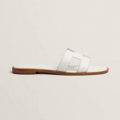 Sandalias Planas de Cuero con Corte Elegante