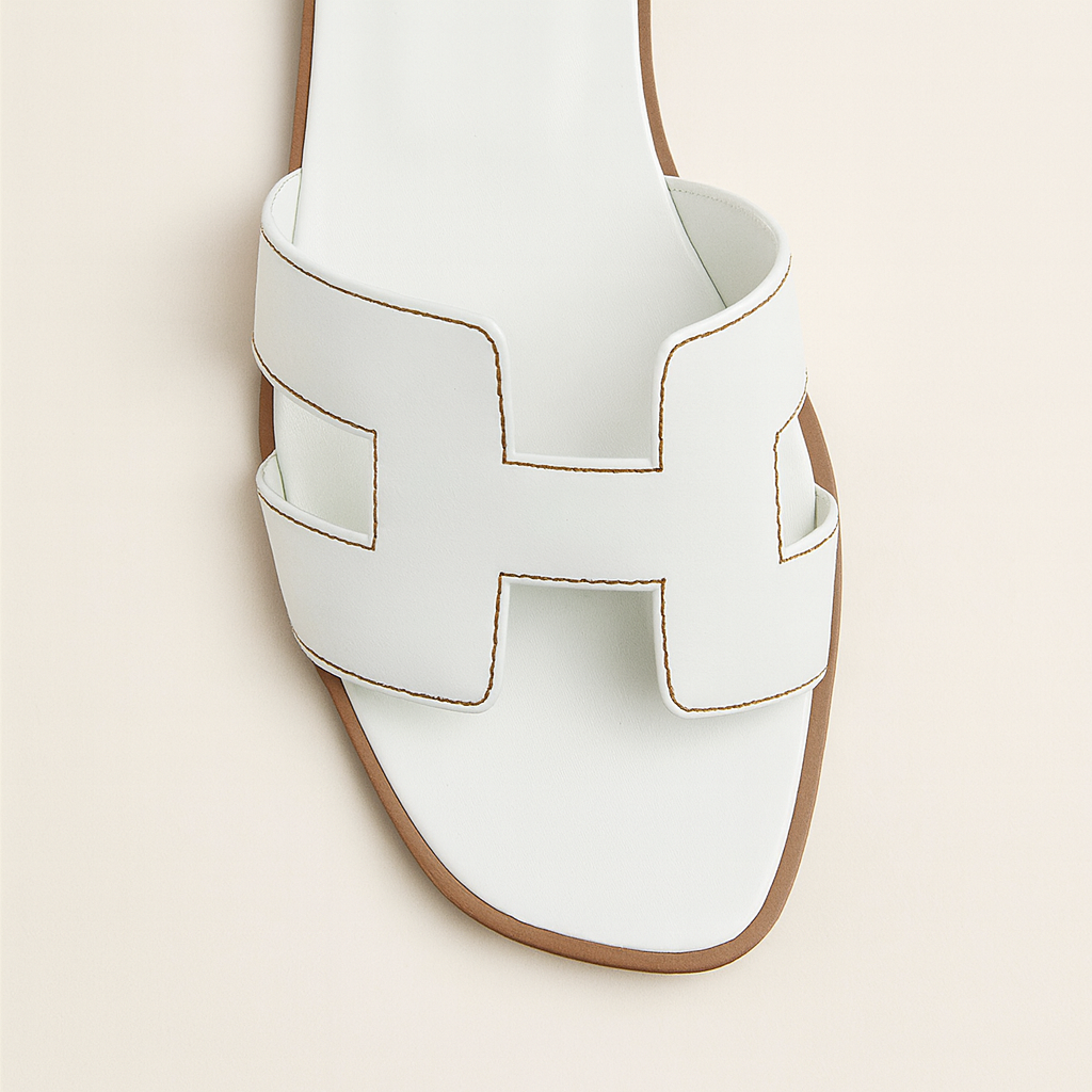 Sandalias Planas de Cuero con Corte Elegante