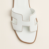 Sandalias Planas de Cuero con Corte Elegante