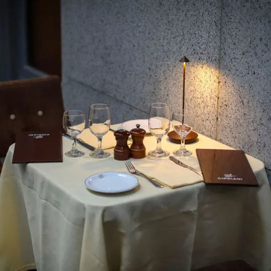 ClarityGlow Lámpara de Mesa LED Inalámbrica – Para Noches Cálidas Dentro y Fuera