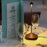 ClarityGlow Lámpara de Mesa LED Inalámbrica – Para Noches Cálidas Dentro y Fuera