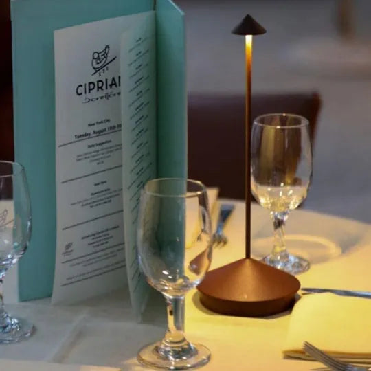 ClarityGlow Lámpara de Mesa LED Inalámbrica – Para Noches Cálidas Dentro y Fuera