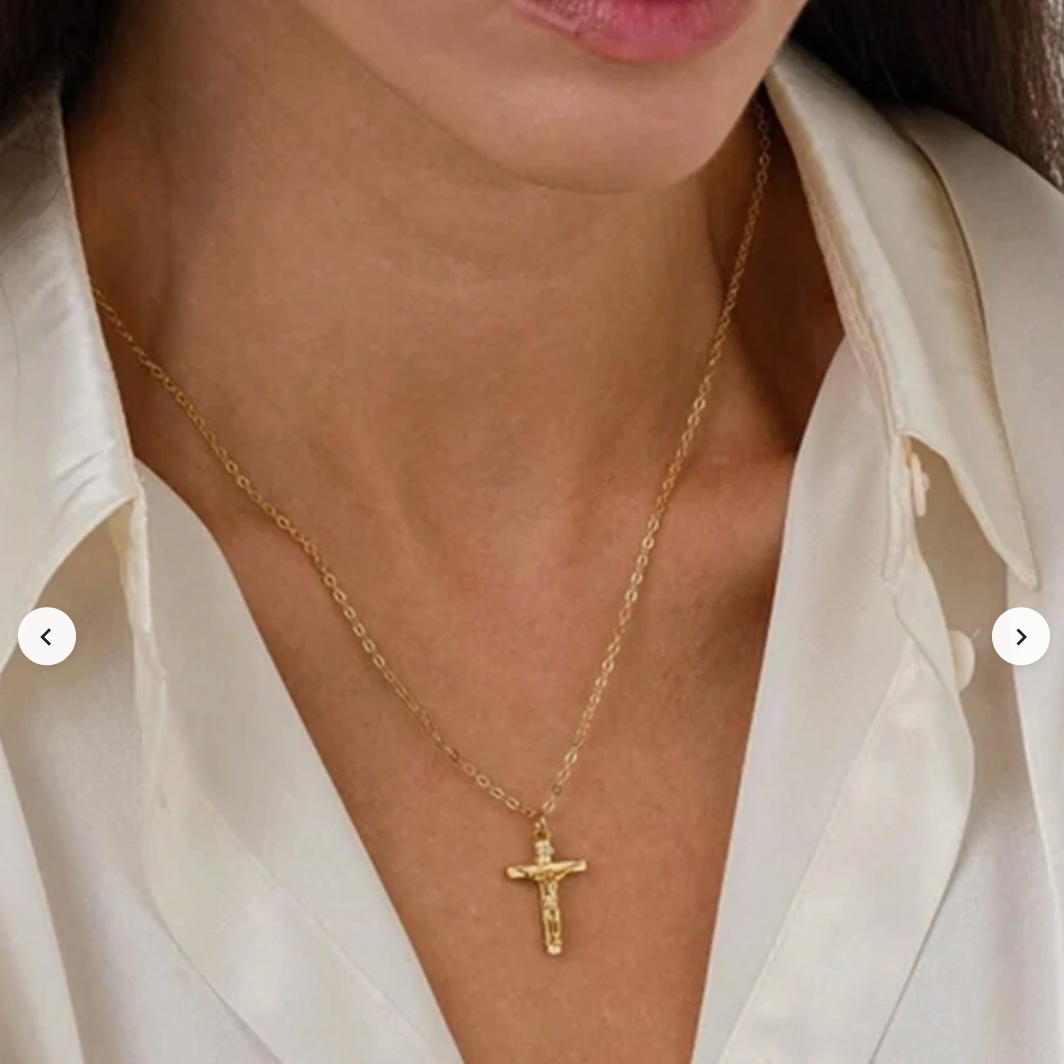 Collar Cruz Acero Inoxidable Bañado en Oro | Vyflair