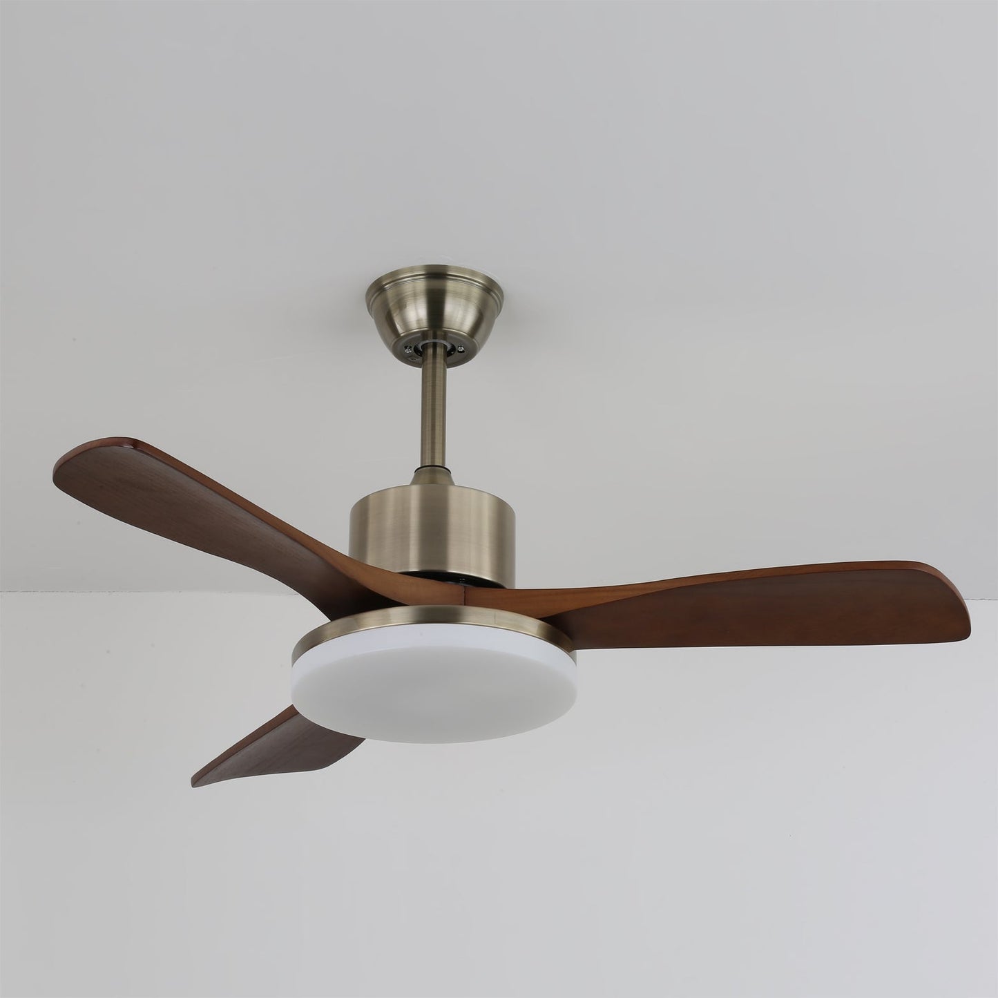 LuxeBreeze - Ventilador de Techo de Madera - Brillo Sutil - Estilo Contemporáneo
