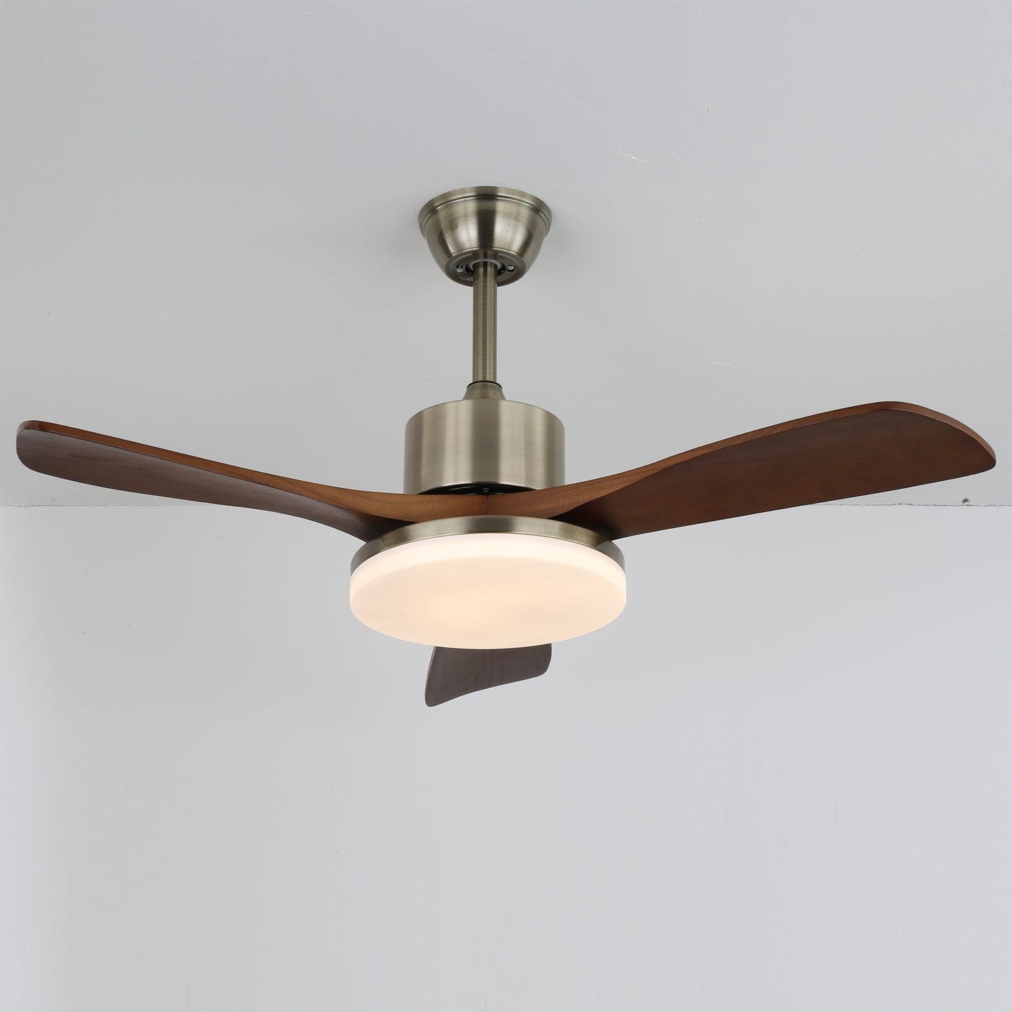 LuxeBreeze - Ventilador de Techo de Madera - Brillo Sutil - Estilo Contemporáneo