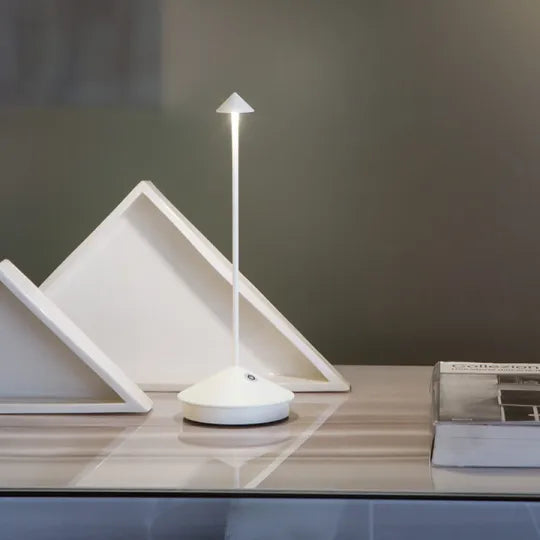 ClarityGlow Lámpara de Mesa LED Inalámbrica – Para Noches Cálidas Dentro y Fuera