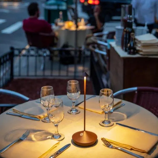 ClarityGlow Lámpara de Mesa LED Inalámbrica – Para Noches Cálidas Dentro y Fuera