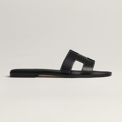 Sandalias Planas de Cuero con Corte Elegante