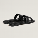 Sandalias Planas de Cuero con Corte Elegante