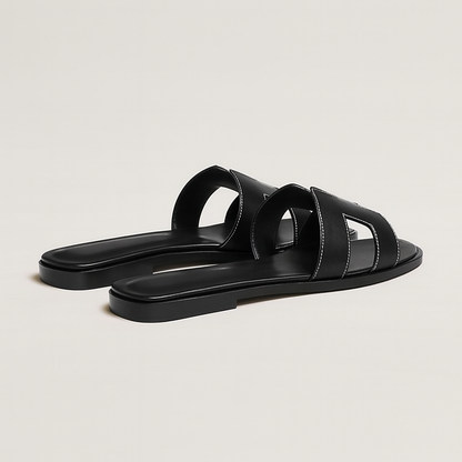Sandalias Planas de Cuero con Corte Elegante
