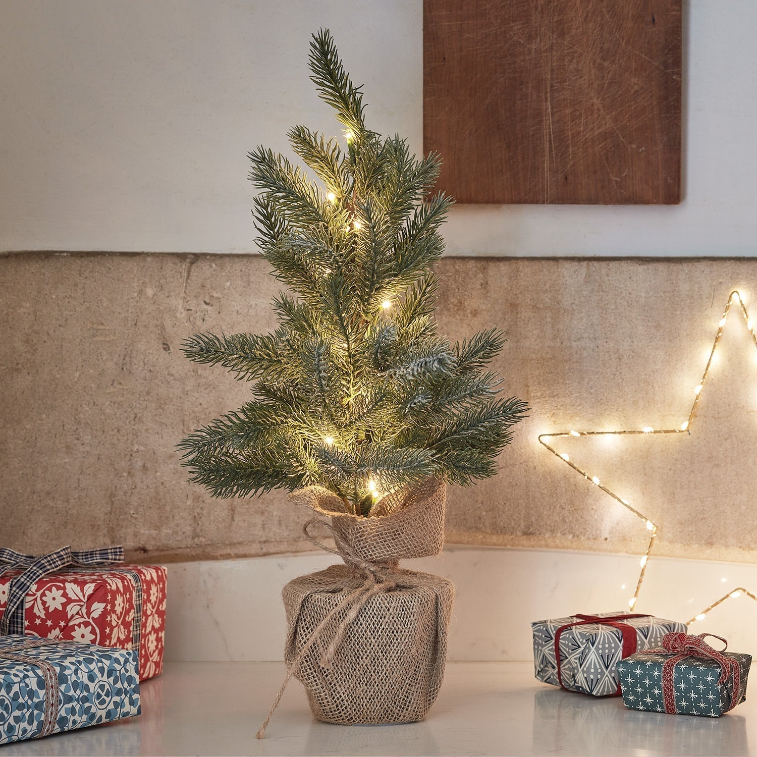 Árbol Mini de Navidad Preiluminado LED – Decoración Compacta con Brillo Cálido