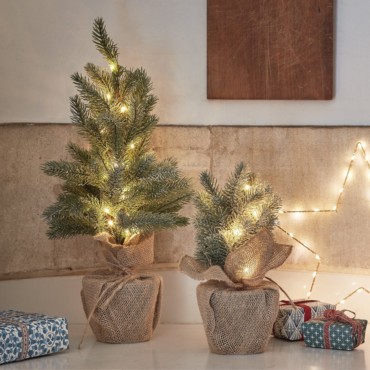 Árbol Mini de Navidad Preiluminado LED – Decoración Compacta con Brillo Cálido