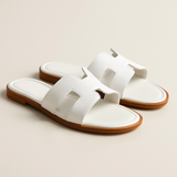 Sandalias Planas de Cuero con Corte Elegante