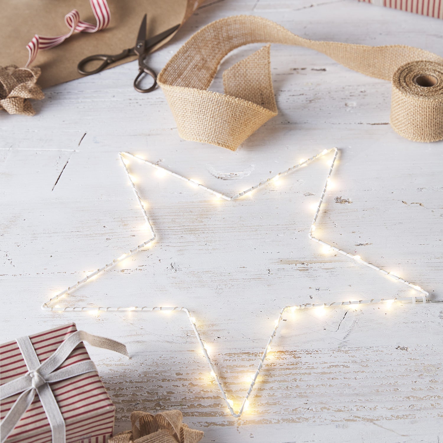 Luz de Estrella LED Navideña – Decoración Colgante con Marco Metálico Blanco