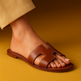 Sandalias Planas de Cuero con Corte Elegante