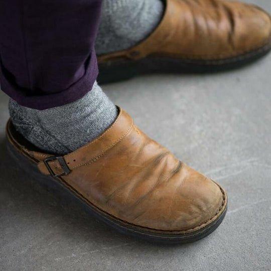 Zuecos Clásicos de Cuero para Mujeres con Hebilla Ajustable – Calzado Cerrado y Cómodo