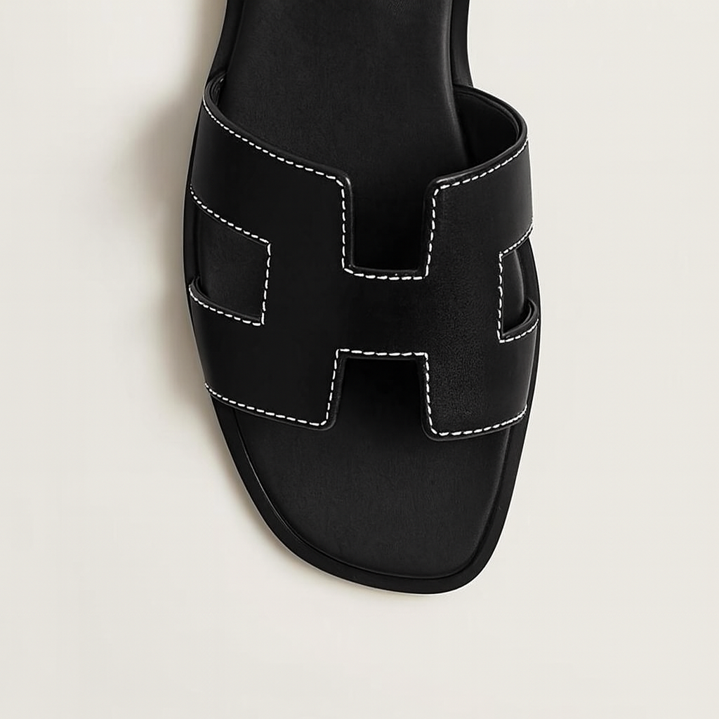 Sandalias Planas de Cuero con Corte Elegante