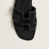 Sandalias Planas de Cuero con Corte Elegante