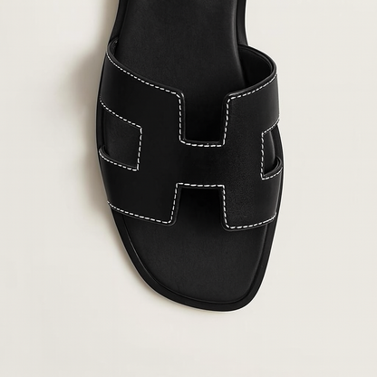 Sandalias Planas de Cuero con Corte Elegante