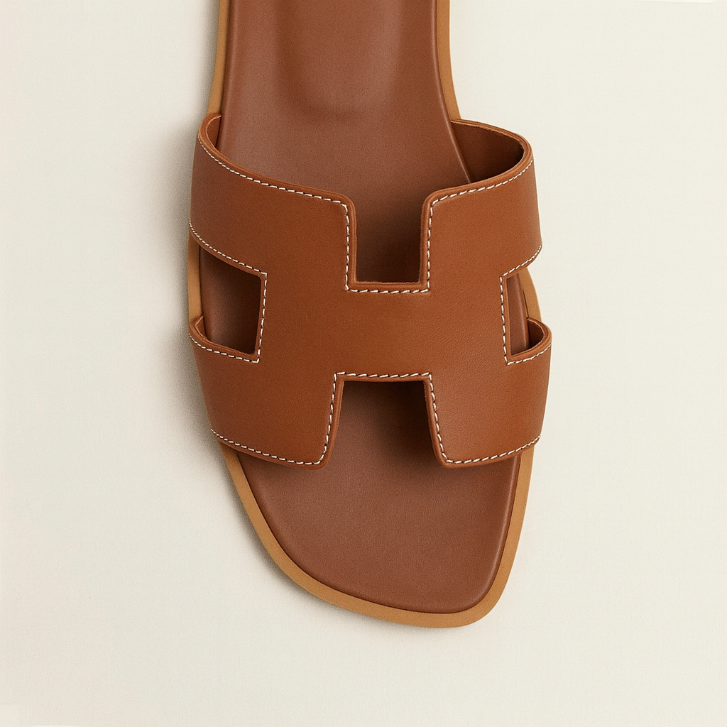 Sandalias Planas de Cuero con Corte Elegante