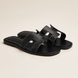 Sandalias Planas de Cuero con Corte Elegante